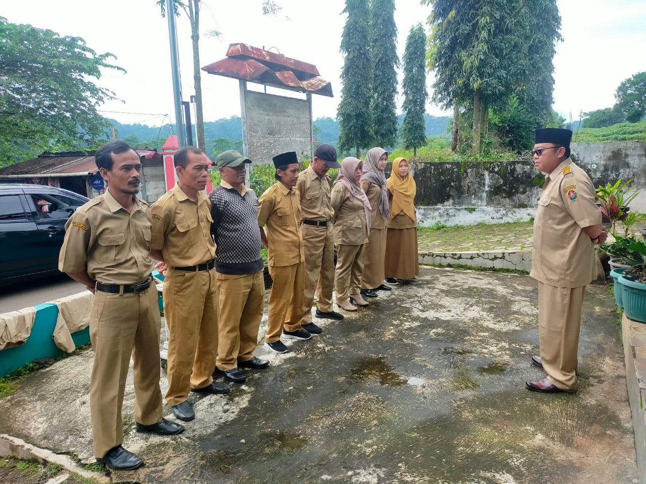 Apel pagi Aparatur Pemerintah Desa Selosabrang